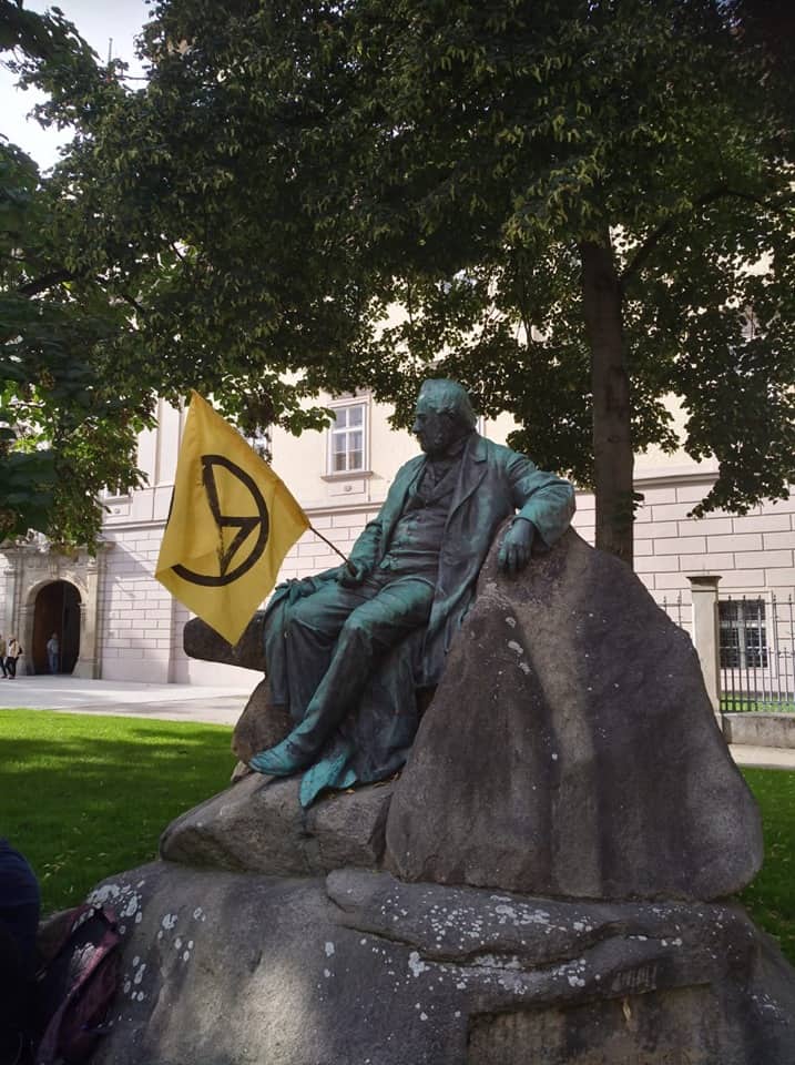 Statue von Adalbert Stifter vor dem Landhaus mit XR Fahne