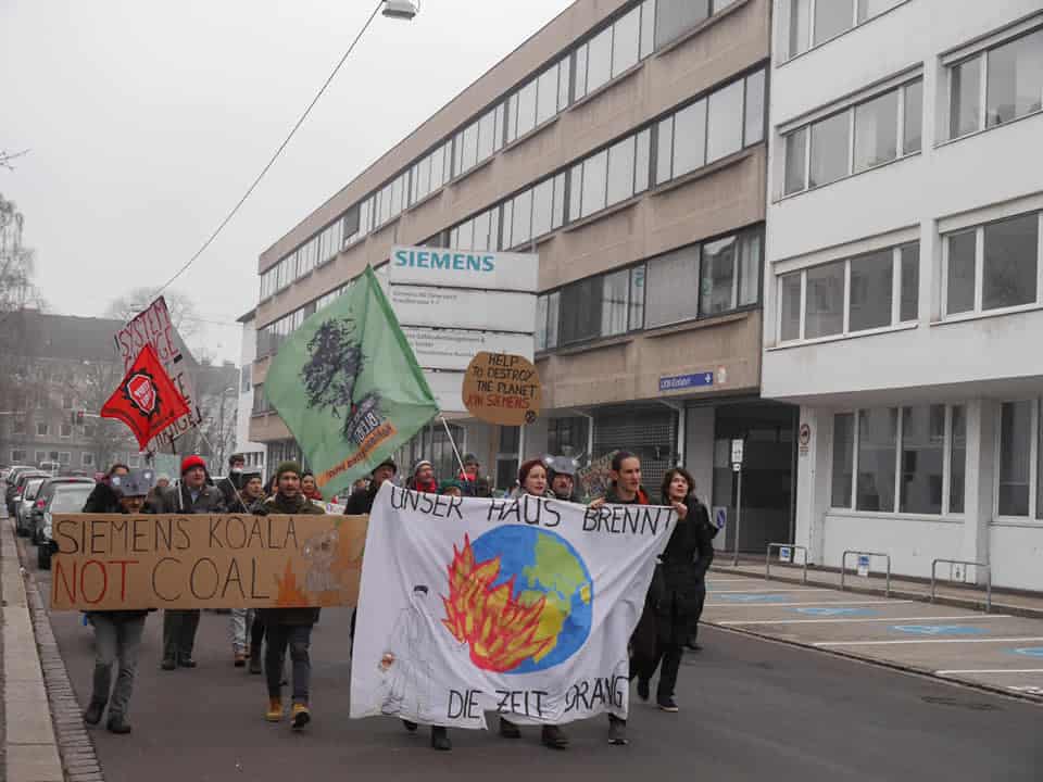 AktivistInnen verschiedener Gruppen demonstrieren vor der Siemens Zentrale in Linz gegen den Adani-Deal