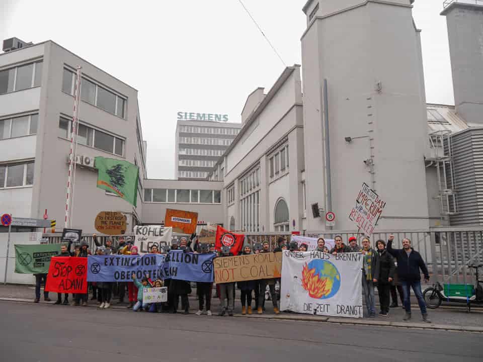AktivistInnen verschiedener Gruppen demonstrieren vor der Siemens Zentrale in Linz gegen den Adani-Deal