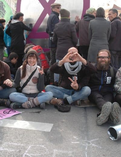 Sitzblockade von XR AktivistInnen im Rahmen der "Aktion Erde" (Straßenblockade am Getreidemarkt/Mariahilfer Straße)