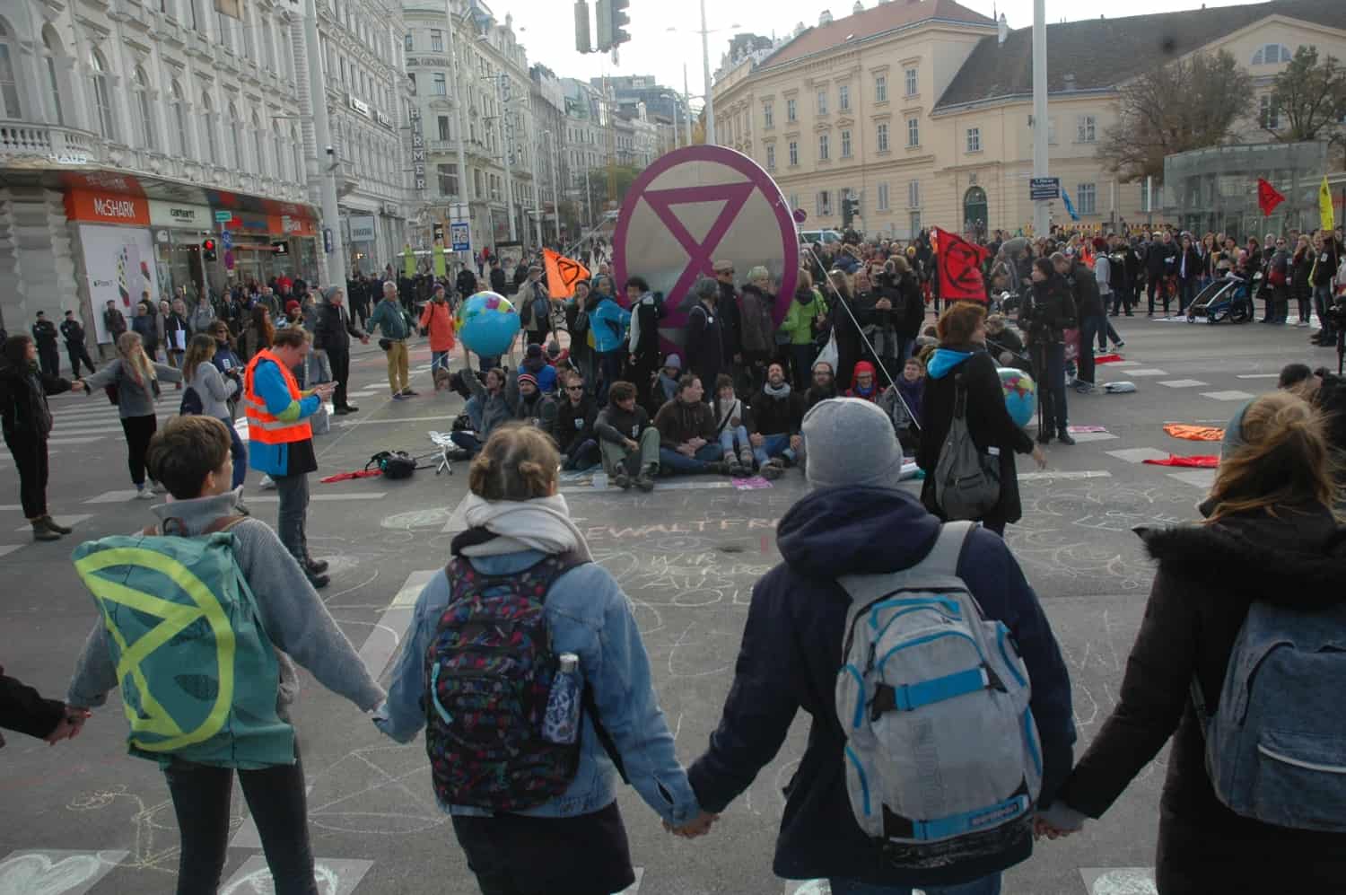 Straßenblockade während der Aktion Erde an der Kreuzung Getreidemarkt / Mariahilfer Straße während der Rebellion Week Oktober 2019 in Wien