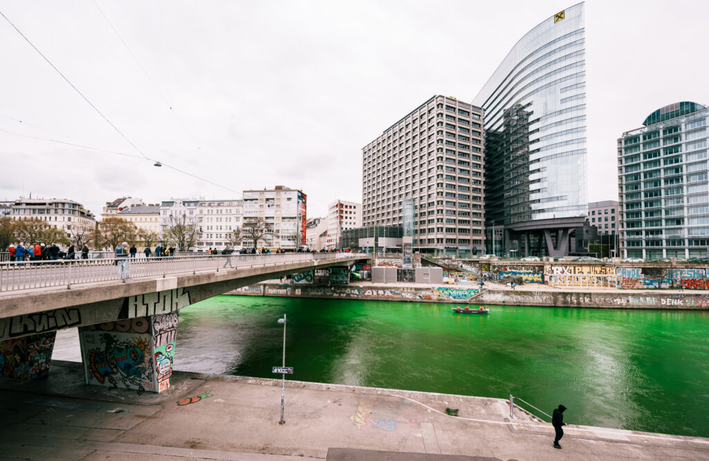 Am 25.2.2023 färbten Menschen von Extinction Rebellion Austria den Donaukanal grün, um gegen das Greenwashing der Gasindustrie zu protestieren. Bild (c): Nicolas Pleasure Galani
