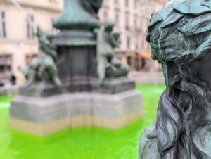 Extinction Rebellion färbt Wiener Brunnen grün - Protest gegen die Europäische Gaskonferenz