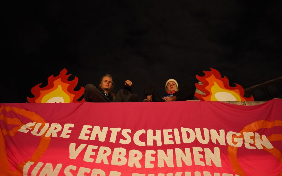 „Hört auf, die Zukunft zu verbauen​​​​​​​!“ Extinction Rebellion blockiert erneut Vorarlberger Landtag vor Herbstsitzung 