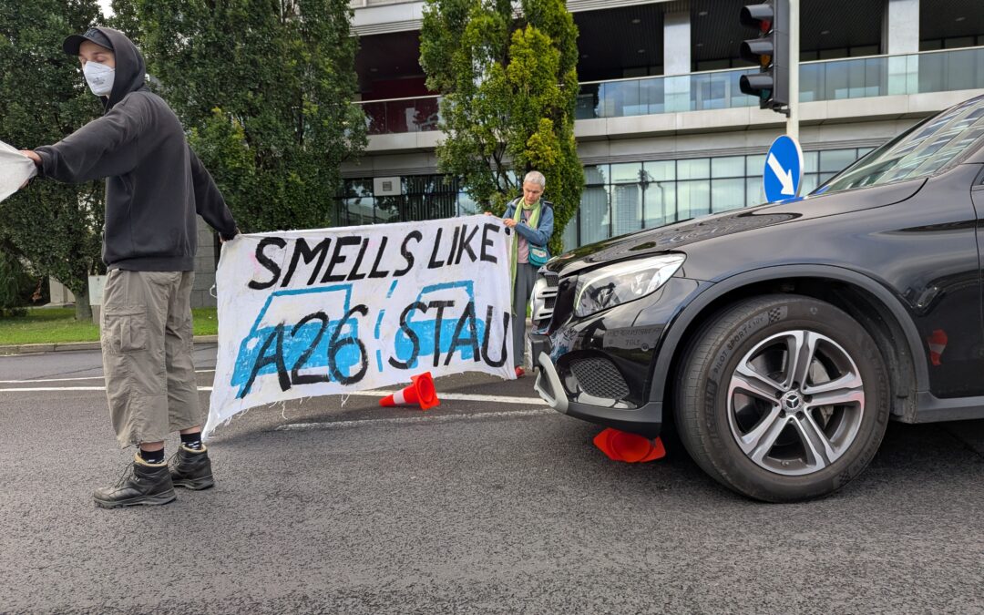 Gewaltloser Ungehorsam gegen die A26 in Linz: Extinction Rebellion errichtet Straßenblockade an der Unteren Donaulände