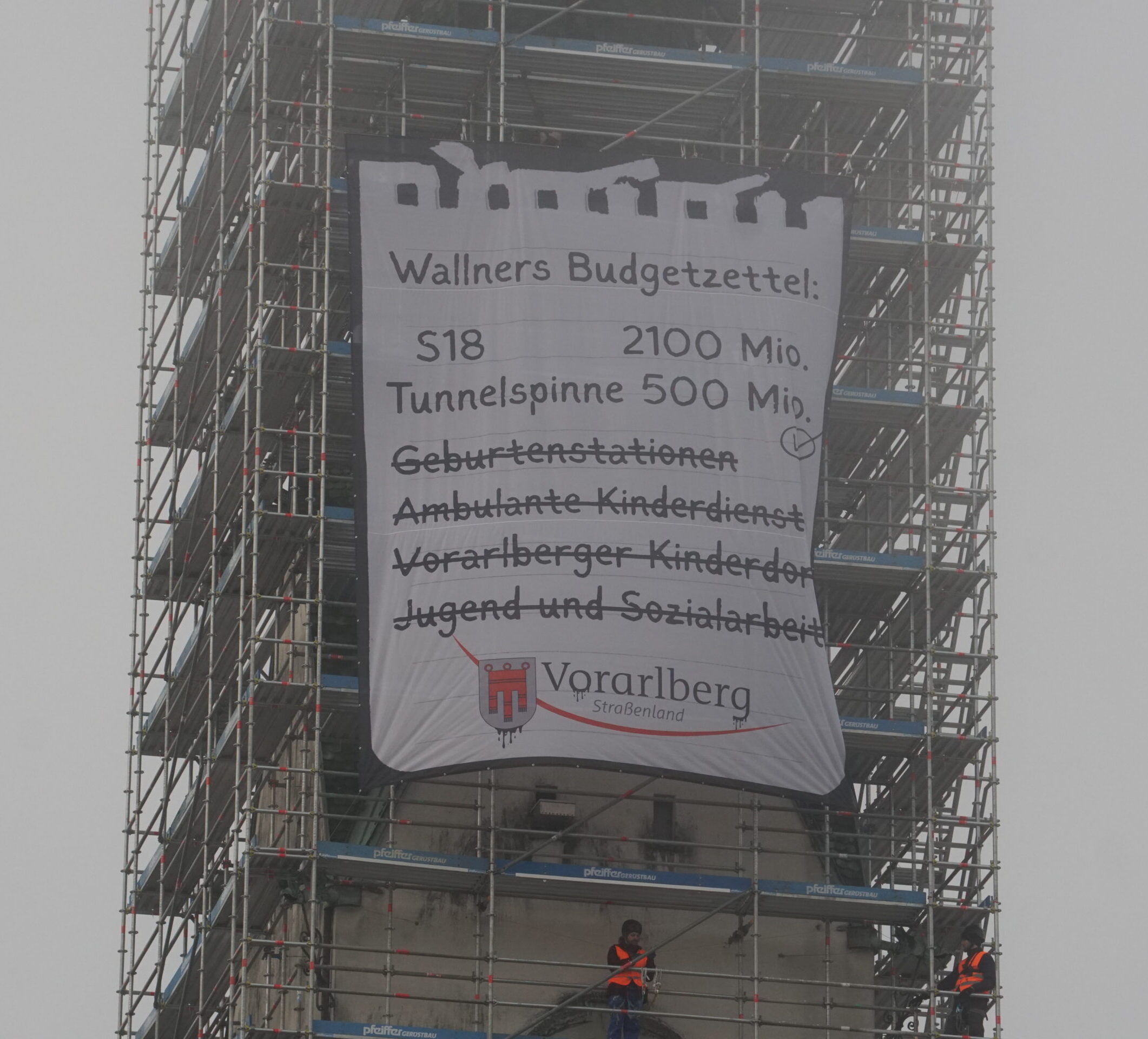 XR-Banner am Dornbirner Kirchturm
